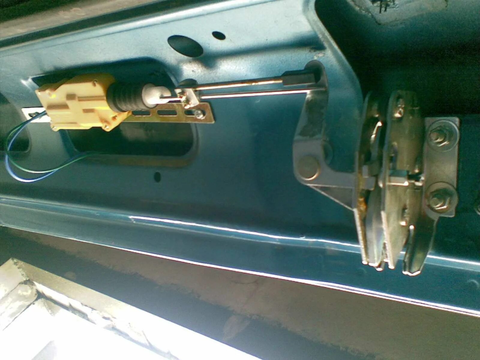 Замок багажника ВАЗ 2108 на ВАЗ 2111. Механизм открывания багажника ВАЗ 2110. Привод открывания багажника ВАЗ 2114. ВАЗ 2111 механизм открывания багажника.
