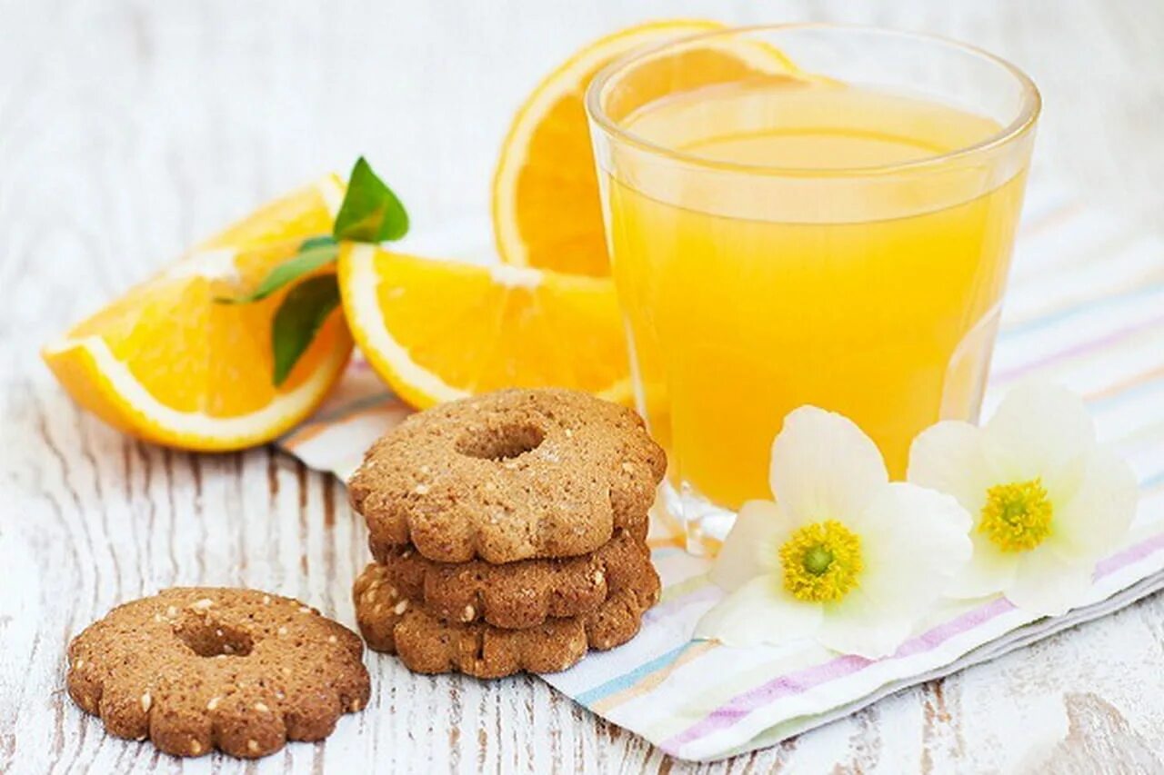 Печенье напиток. Печенье к кофе. Печенье напиток. Кофе с имбирным печеньем. Чай с печеньем.