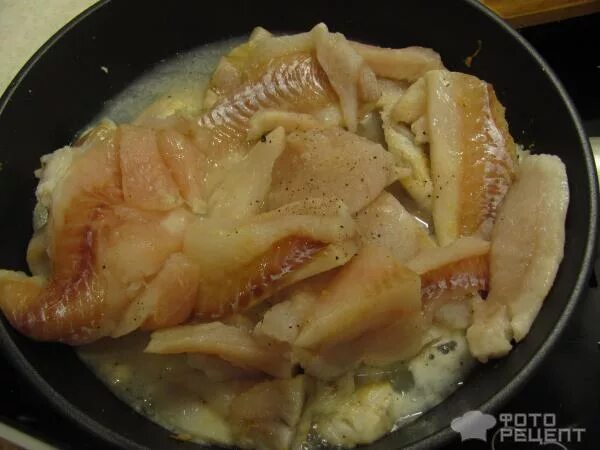 треска с морковью и луком. треска тушеная на сковороде. треска тушеная. треска тушеная на сковороде. филе трески с овощами.