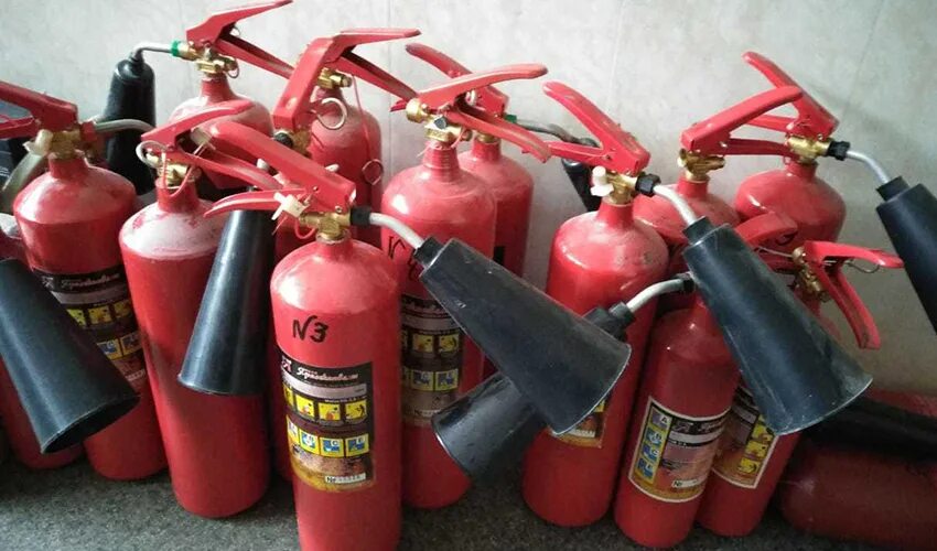 Камера по утилизации огнетушителей. Утилизация порошковых огнетушителей. Старый огнетушитель. Оп огнетушитель утилизация. Куда сдать огнетушитель.