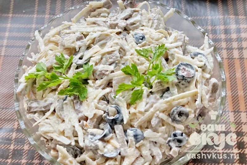 Салат курица сельдерей грибы. Салат с корневым сельдереем и куриной грудкой. салат с языком и сельдереем. салат с корнем сельдерея и курицей. салаты с белым корнем.
