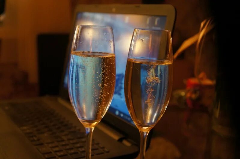 бокалы для шампанского. два фужера с шампанским. бокалы для шампанского. два фужера с шампанским. красивый бокал с шампанским.