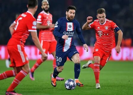 Lionel Messi and some Bayern Munich players in a game between PSG - Bayern ...