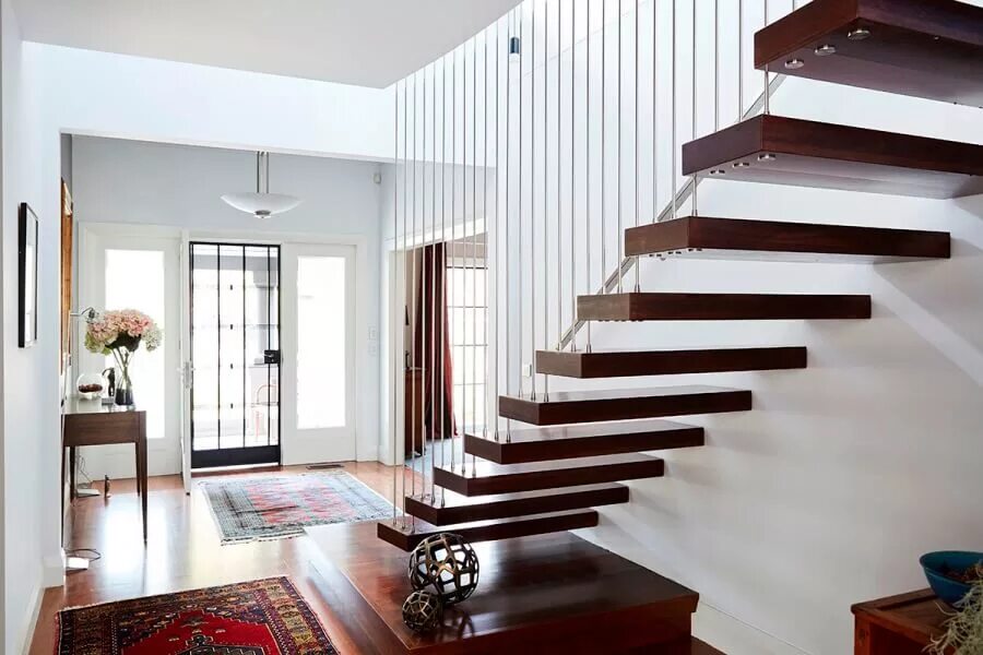 Лестницы где можно купить. Лестница на больцах. Лестница в интерьере. Деревянные лестницы в современном стиле. Современная лестница в доме.