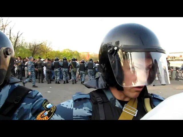 Танцующий омон. Ролики омона. Омон оцепление. Омон 1994. Форма омона.