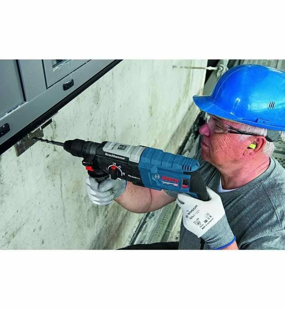 Бурение отверстий (для коробок и подрозетников глубиной 70 мм). Просверлить дырку в бетоне. Сверление отверстий в бетоне под подрозетник алмазной коронкой. Как просверлить бетонную. Дрель.