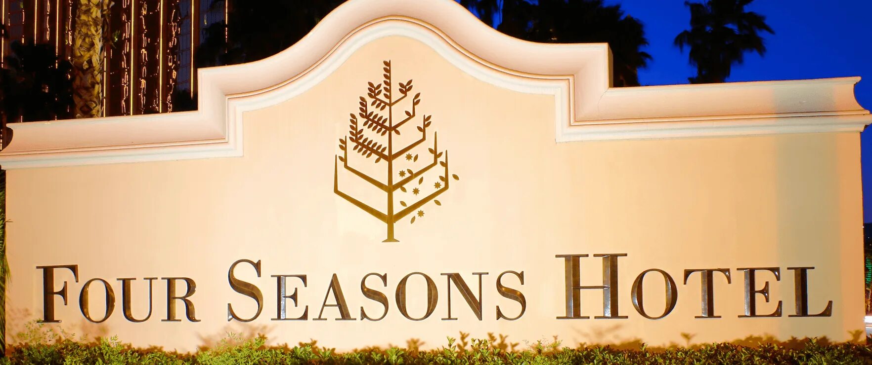 Гостиничная сеть four Seasons. Four Seasons Hotels and Resorts сеть отелей. Four Seasons Hotels and Resorts ручка. Отель four Seasons логотип.