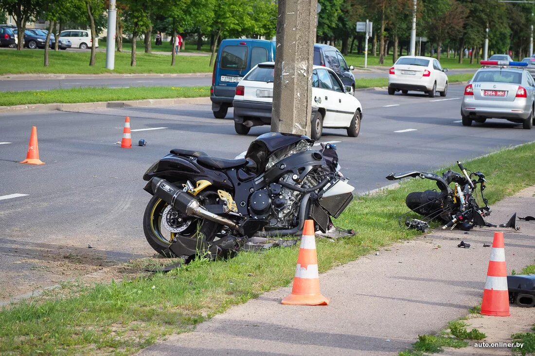 Мотоцикл после аварии. Болт разбился на мотоцикле. Мото Нексус болт разбился.