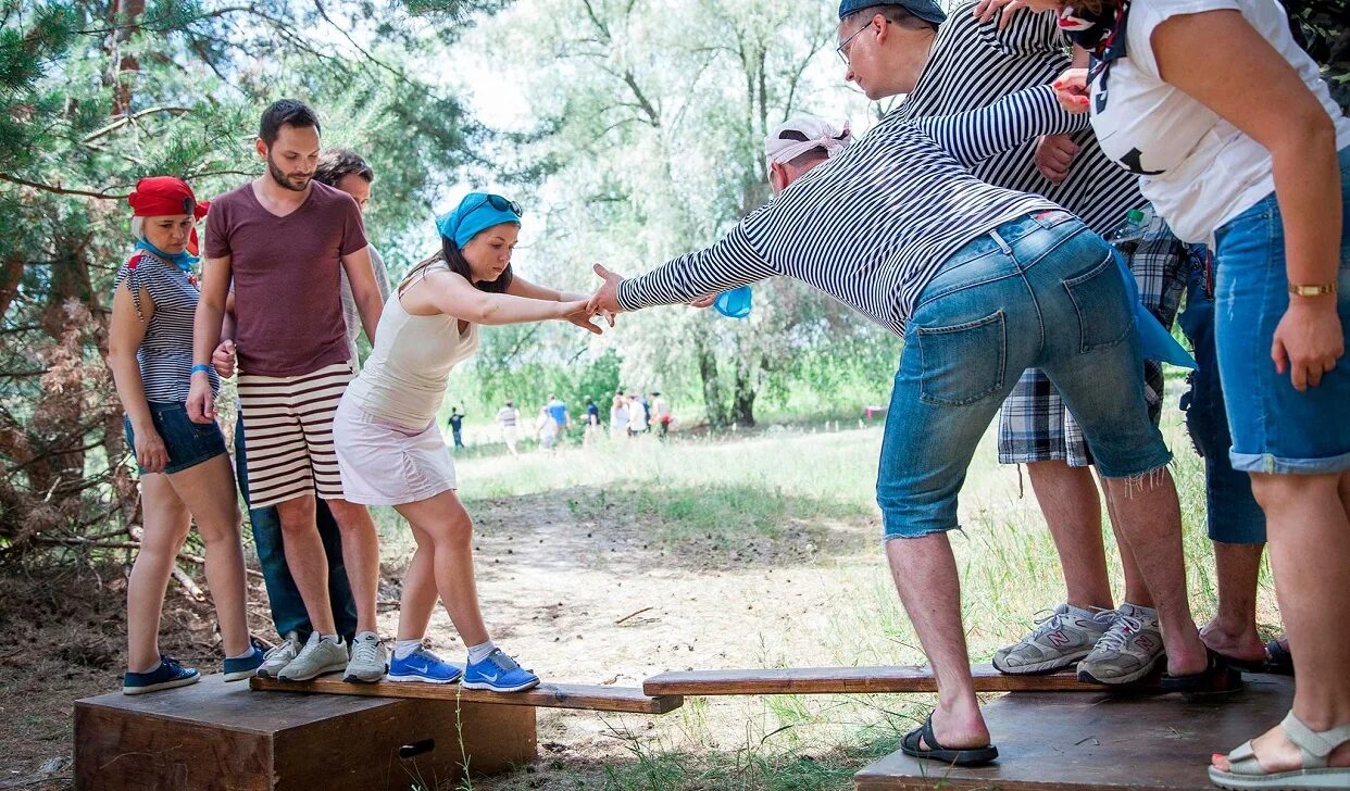 Веселая квест игра. Тимбилдинг. Тимбилдинг на природе. Тимбилдинг конкурсы. Тимбилдинг квест на природе.