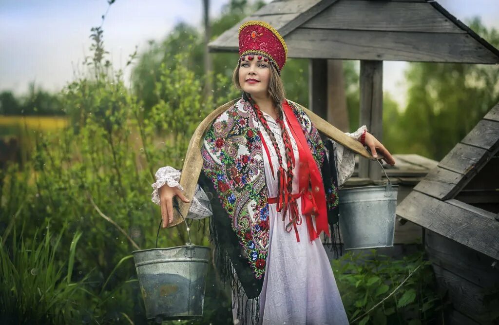 Молодая женщина на селе. Женщина с коромыслом. Деревенские женщины. Женщина в русском костюме. Фотосессия в деревенском стиле.