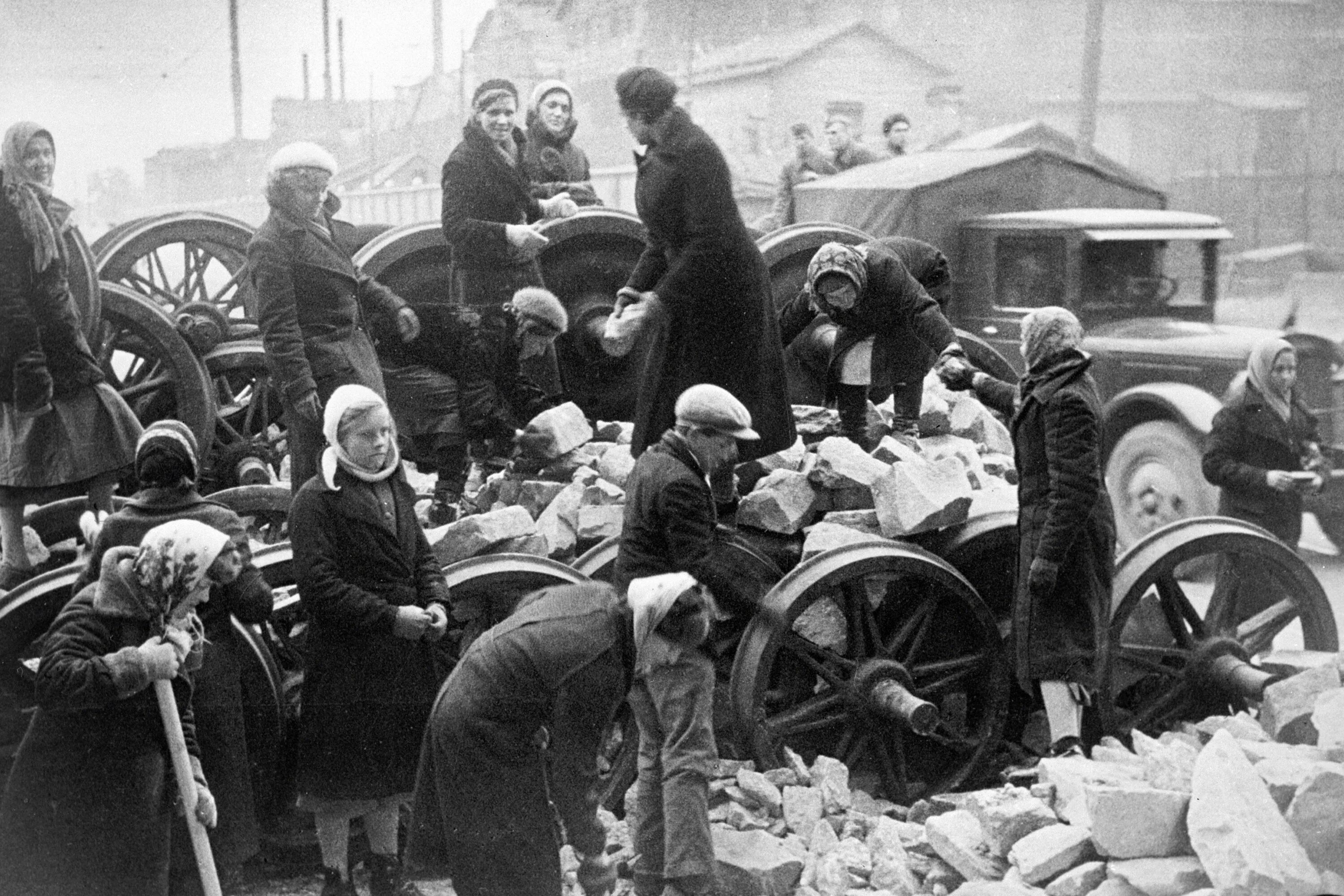 Житель блокады ленинграда. Блокада ленинграда 1941 1944 гг. баррикады в блокадном ленинграде. фото блокадного ленинграда 1941 1944.