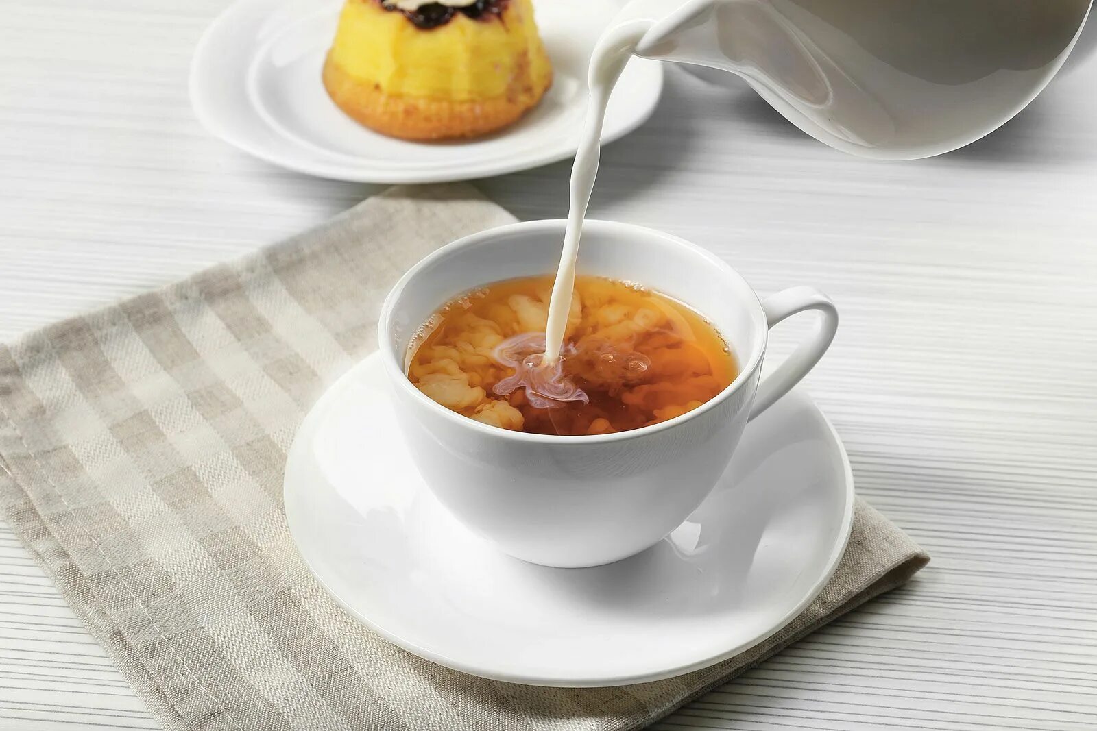 Чашка чая с молоком. Чай с молоком. чай со сливками. молоко с чаем.