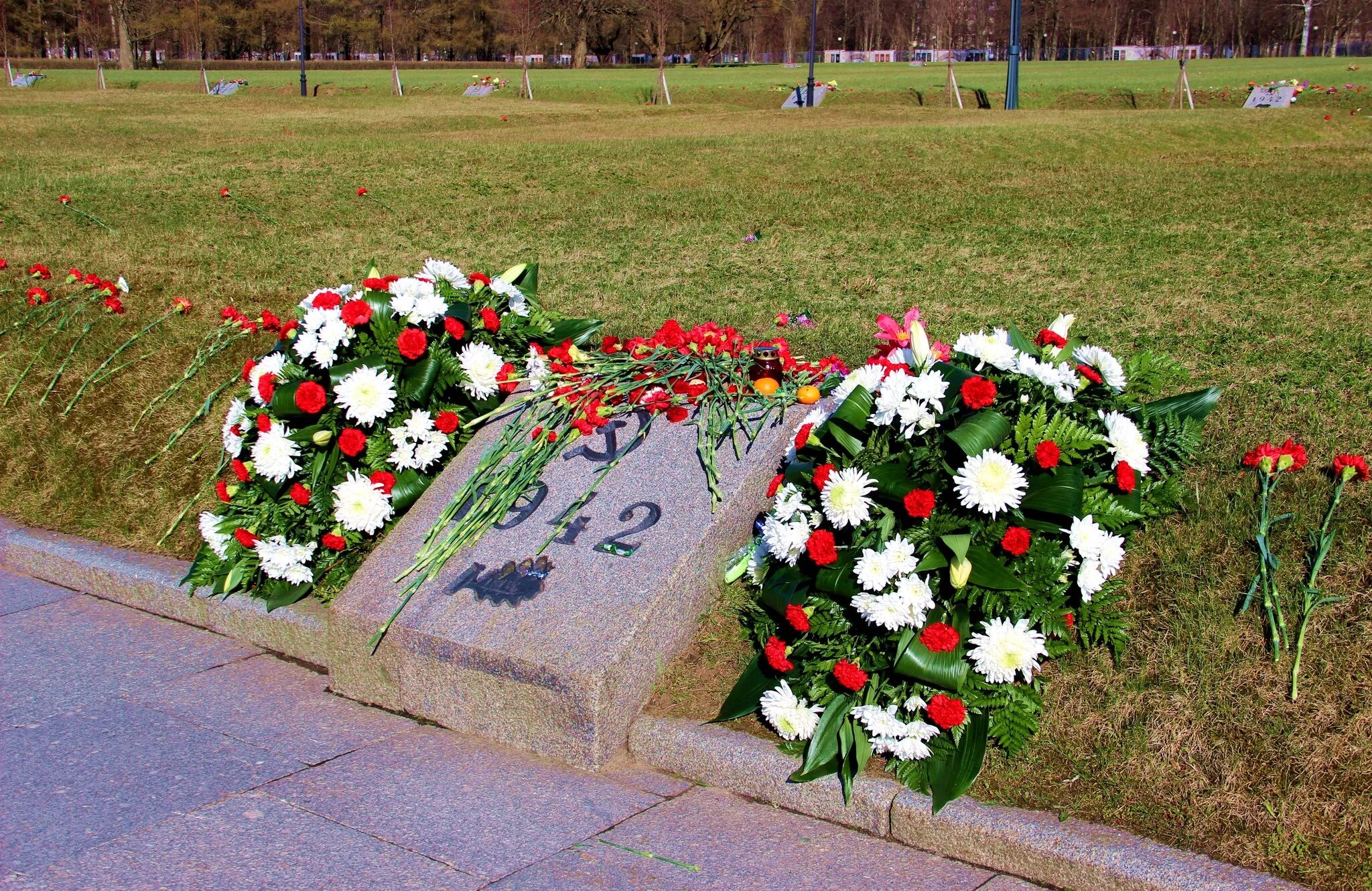 Пискаревское кладбище Братские могилы. Пискарёвское мемориальное кладбище могилы. Пискарёвское мемориальное кладбище Братские могилы. Мемориал на Пискаревском кладбище.