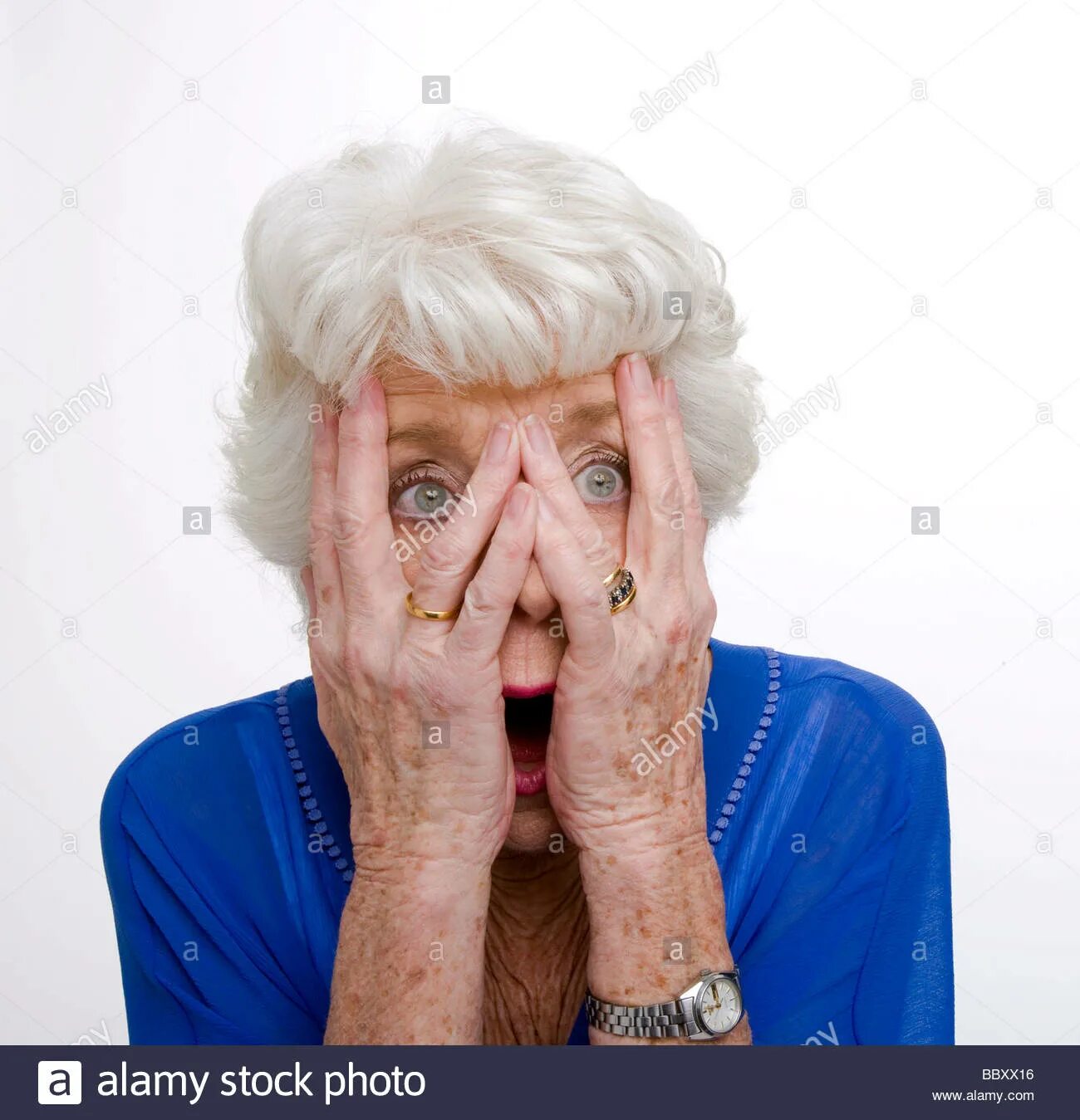 Слепая дура. Удивленная бабка. Бабушка кричит. Старушка в шоке. Бабушка со смартфоном.