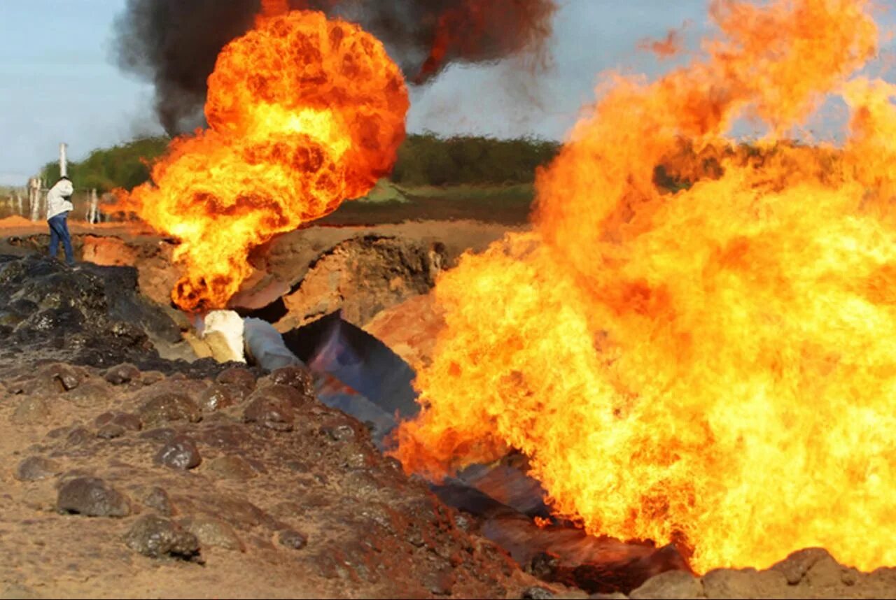 Ужасный взрыв. Взрыв газопровода Уренгой Помары Ужгород. Авария на Магистральном газопроводе. Пожар на Магистральном газопроводе.