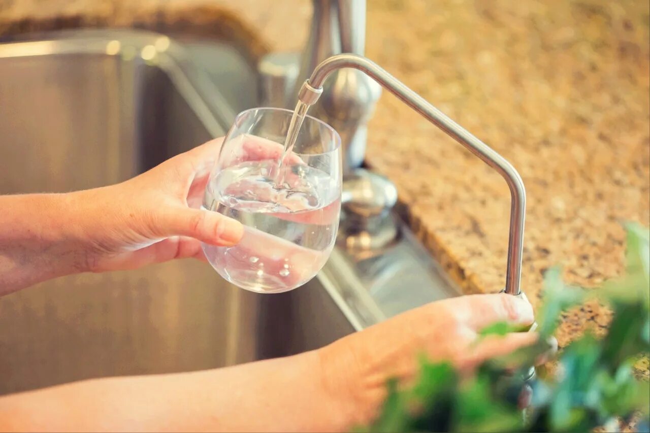 Легкая вода в домашних условиях. Очищение воды. Очищенная питьевая вода. Чистая вода из фильтра. Чистить воду.