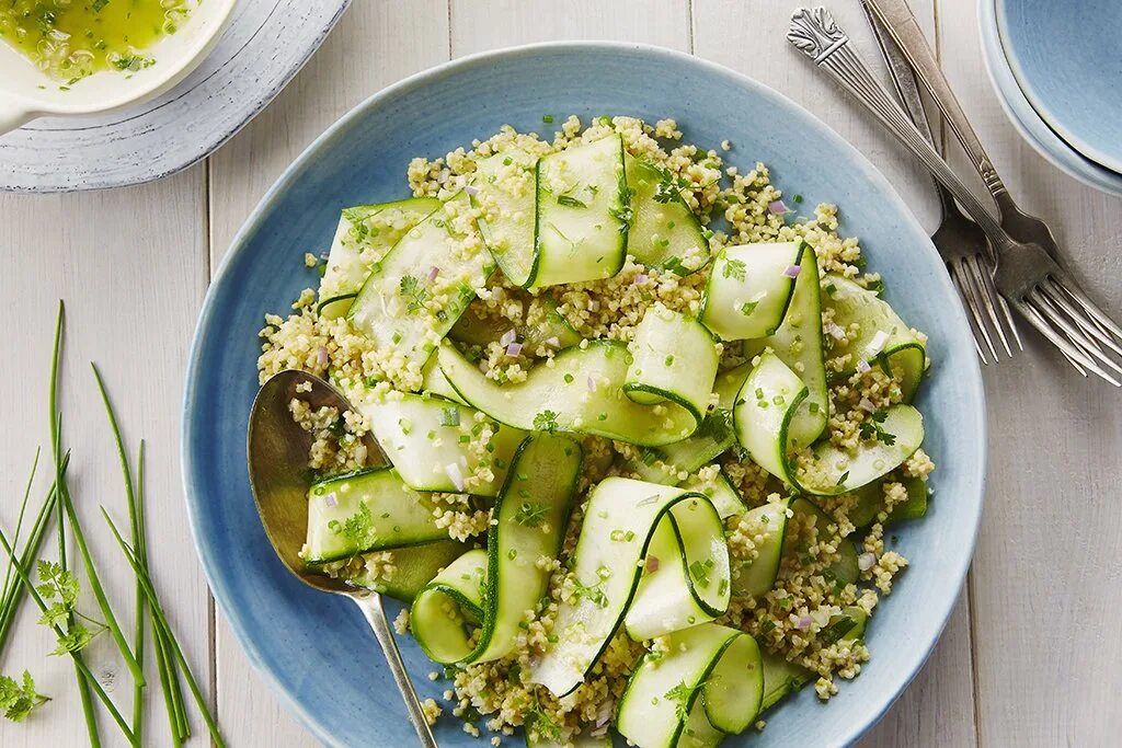 Кабачки на зиму. Zelenyj salat s cukiniej. Салат из кабачков на зиму. Кабачки лечо на зиму пальчики оближешь. Салат из кабачков с луком.