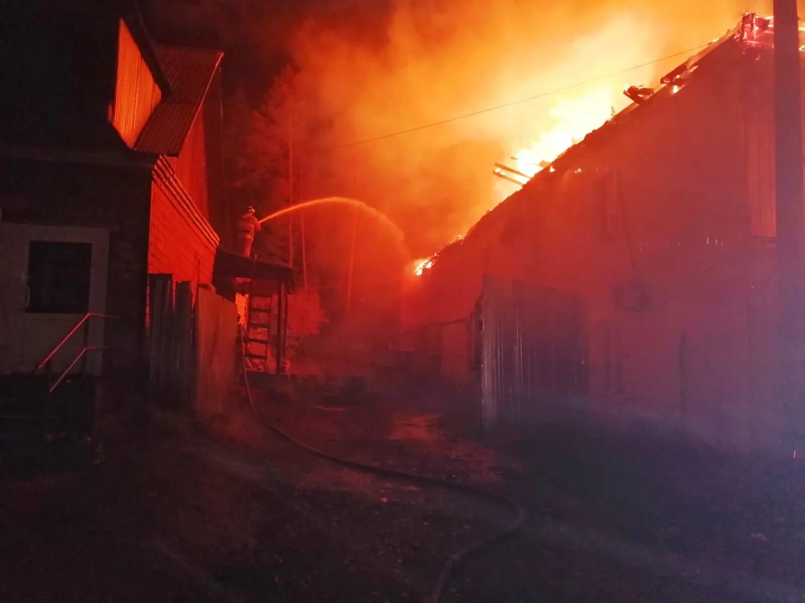 Пожар в омске. Пожар на магистральной улице. Пожар на магистральном сегодня. Пожар. Авария на магистральном газопроводе.