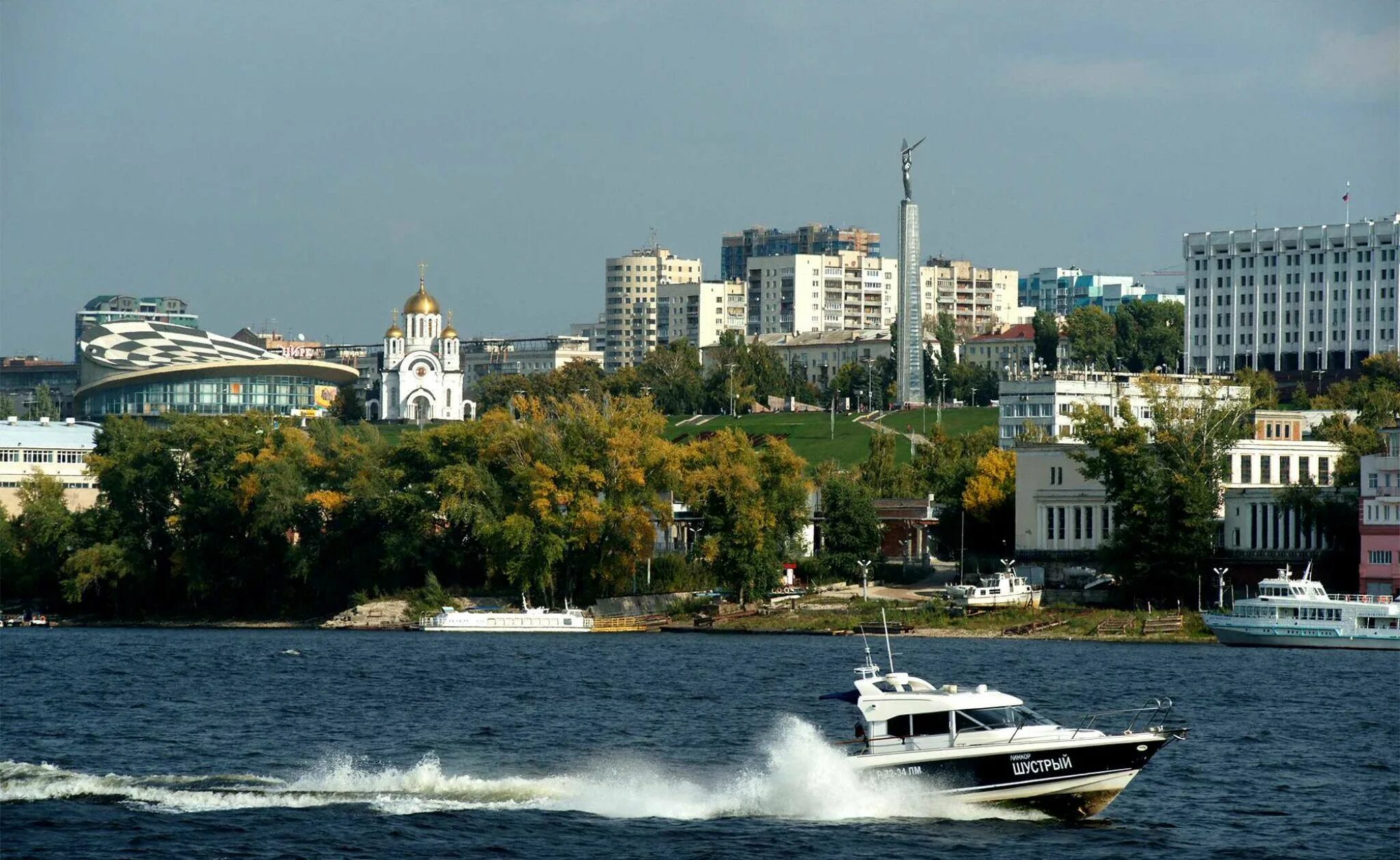 Самара Волга. Набережная Самара вид с Волги. Самара вид с Волги на город. Панорама Самары с Волги.