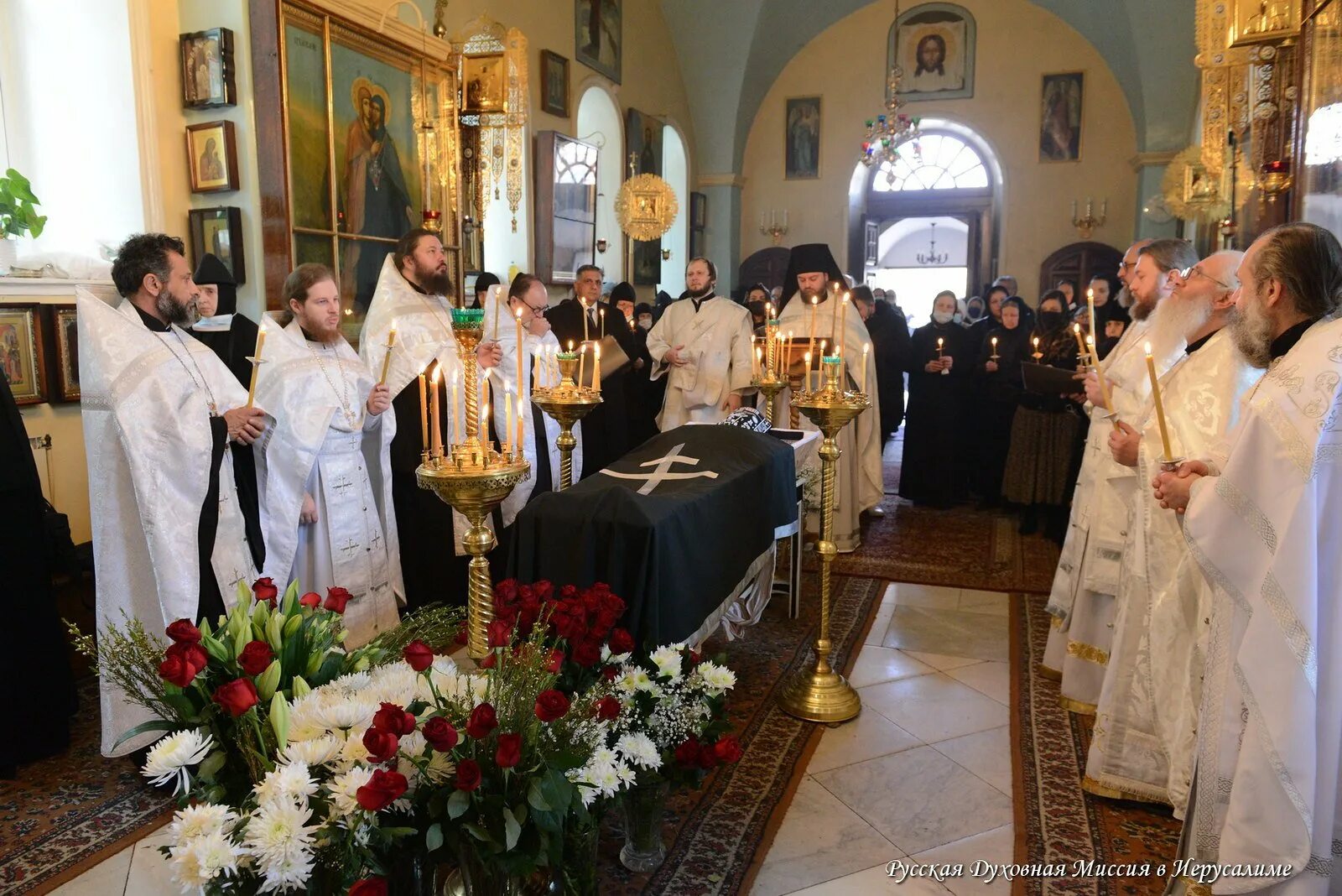 На отпевание в церковь в брюках
