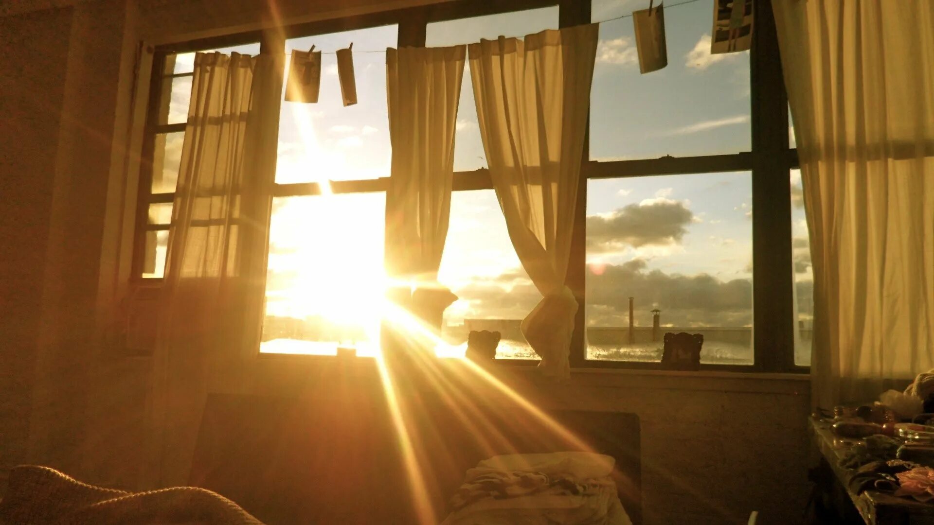 За окном светило солнышко. Солнечный свет в окно. Солнце светит в окно. Луч солнца в окне. Лучи солнца в комнате.