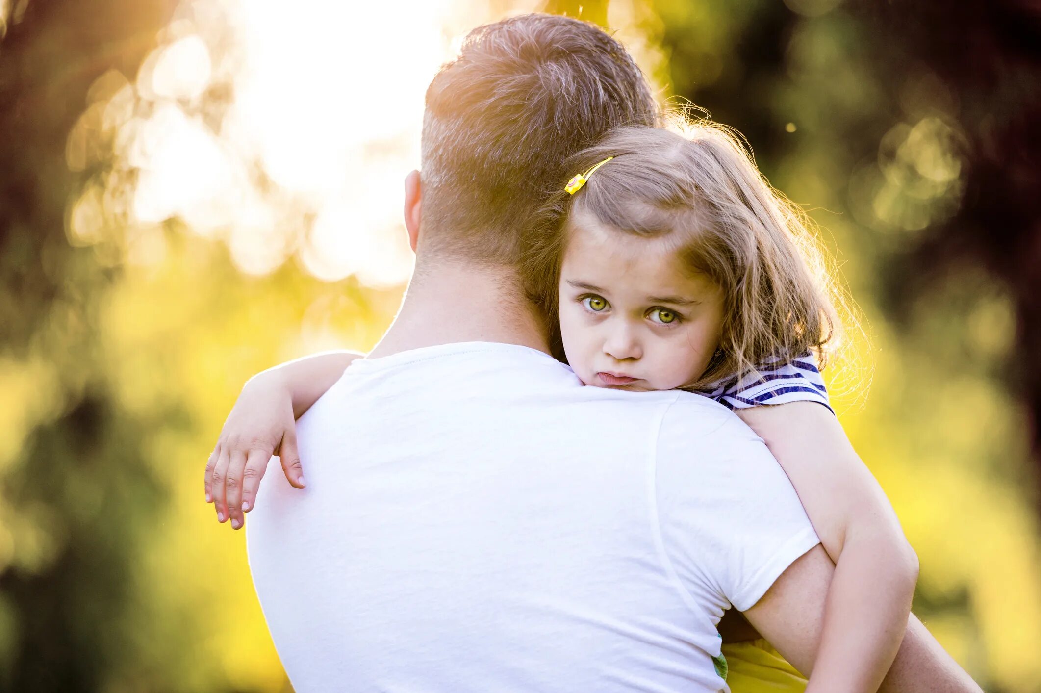 Lusted daughter. Девочка на руках у папы. Отец и дочь. Девочка обнимает отца.