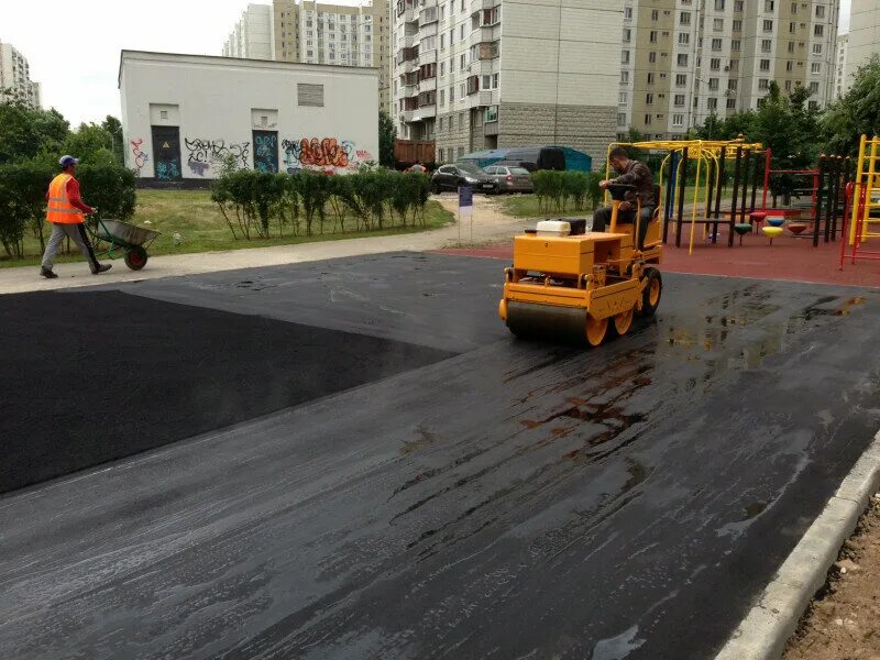 Асфальтирование дорог в новосибирске и территорий новосибирск. Укладка асфальта 2. Укладка асфальта в частном доме. Машина на асфальте. Укладка асфальта в гараже.