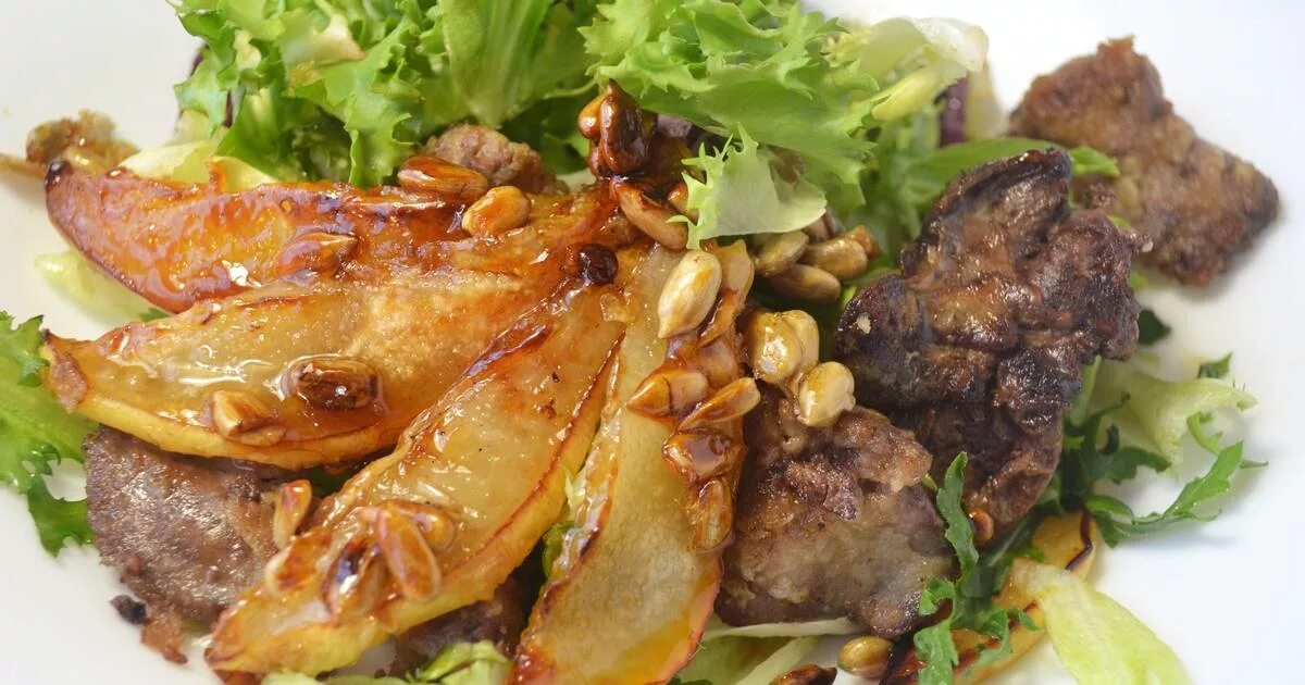 печень куриная с грушей рецепт. теплый салат с куриной печенью от юлии высоцкой. салат с куриной печенью и грушей. салат с печенью и грушей. печенка с грушами в духовке.