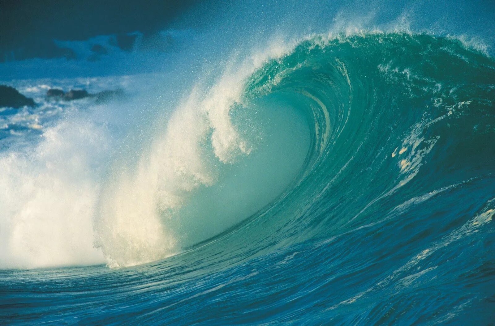 сантиметров волны. вода на берегу. сантиметров волны. сантиметров волны. морская волна.