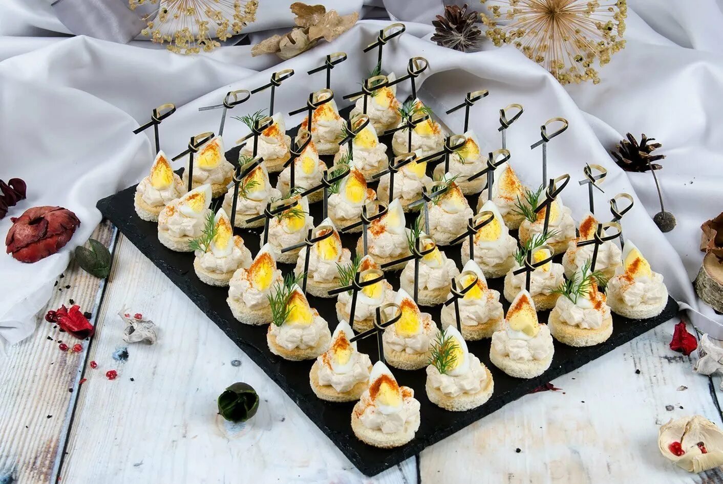 Закуски на дачу на день рождения. Закуски для фуршета. фуршетные закуски на праздничный стол. канапе. бутерброды для фуршета.