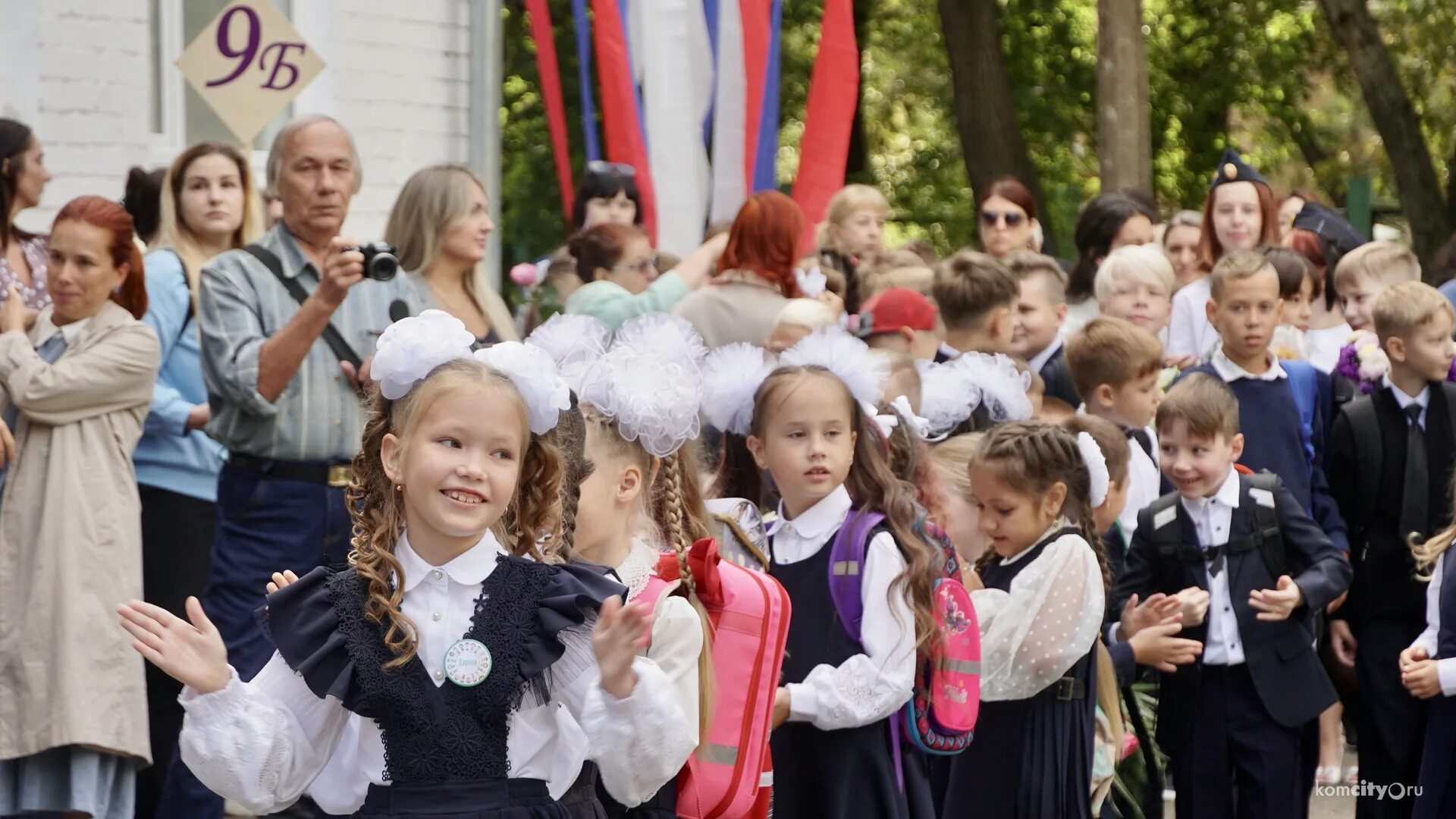 Первоклашки. Первоклассники на линейке. С 1 сентября первокласснику. Школьники на линейке. Школа 50 комсомольск