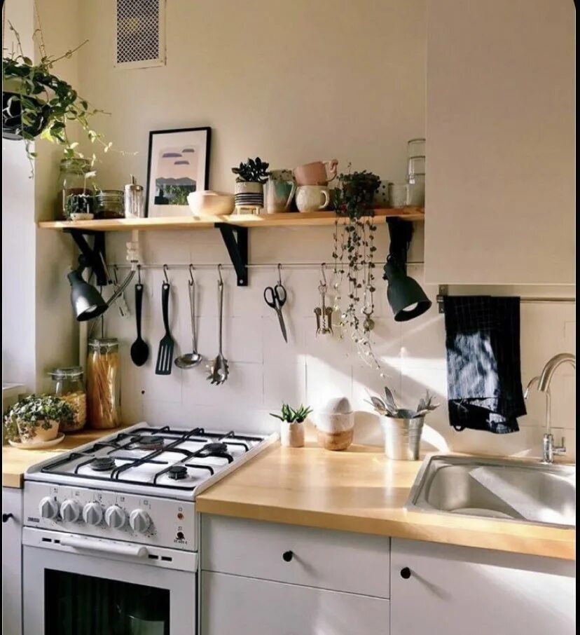 Маленькая кухня с газовой плитой дизайн. Красивые маленькие кухни. Обставить маленькую кухню. Декор маленькой кухни. Необычные маленькие кухни.