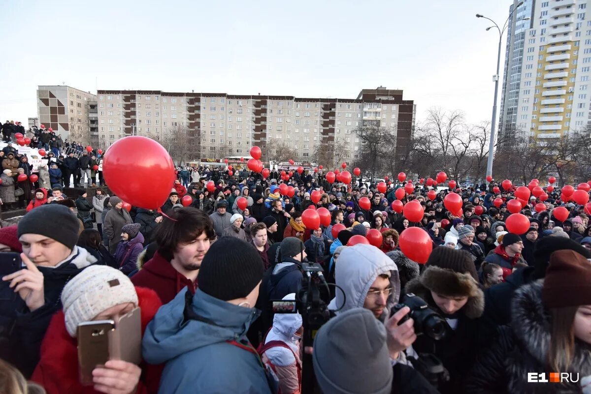 Екатеринбург канал прямая трансляция. Урал люди. Екатеринбург прямая трансляция. Екатеринбург прямой эфир с площади. Уральские люди.