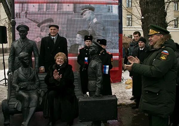 Памятник офицеры на Фрунзенской набережной. Министерство обороны Москва памятник офицерам. Министерство обороны РФ памятник офицеры. Памятники у Министерства обороны на Фрунзенской набережной.