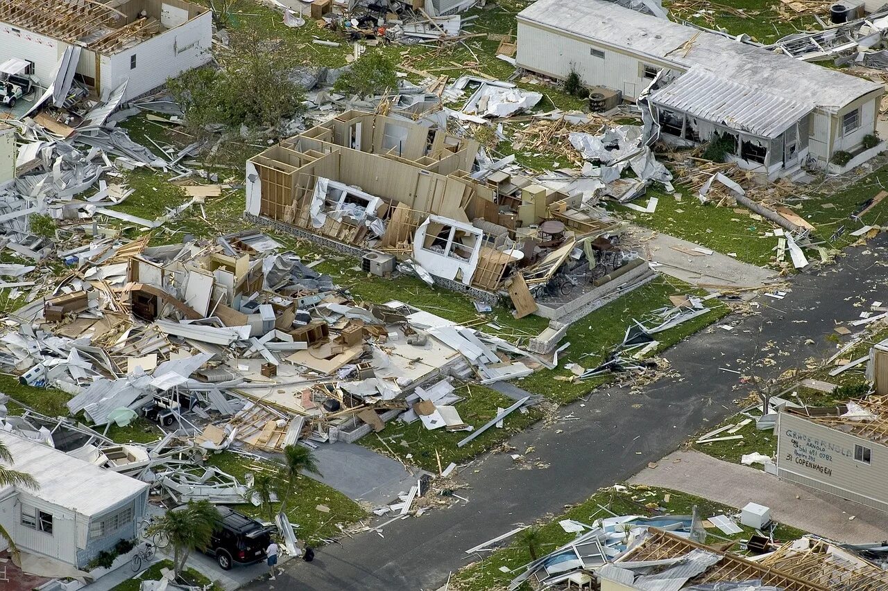 Стихийные бедствия последствия природных катастроф. Ураган Чарли 2004. Ураган Бхола 1970. Стихийные бедствия смерч. Стихийные бедствия в США.
