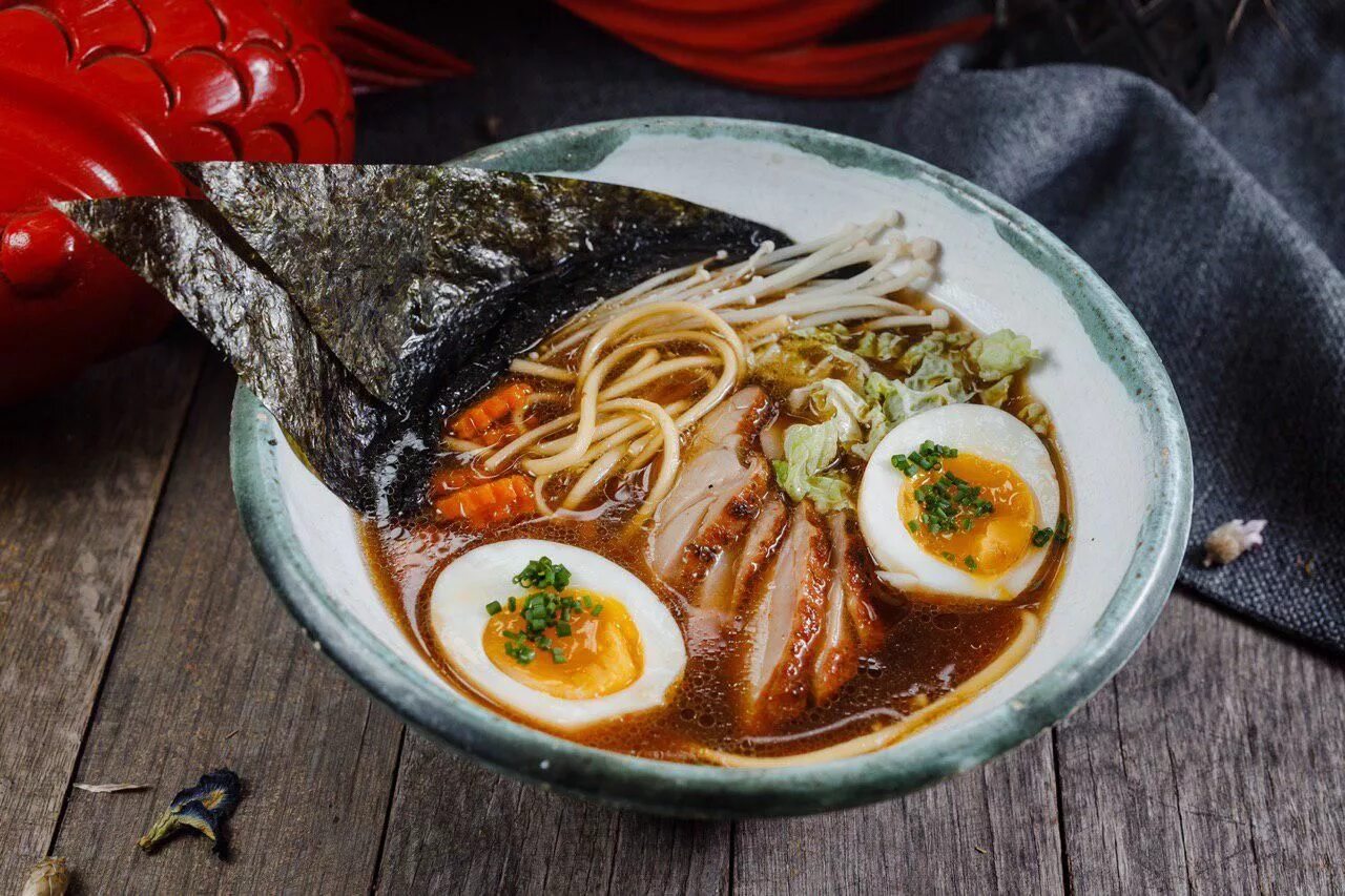 Мисо рамен. Классический рамен с курицей. Классический рамен с курицей. Рамен куриный. Японская кухня рамен.