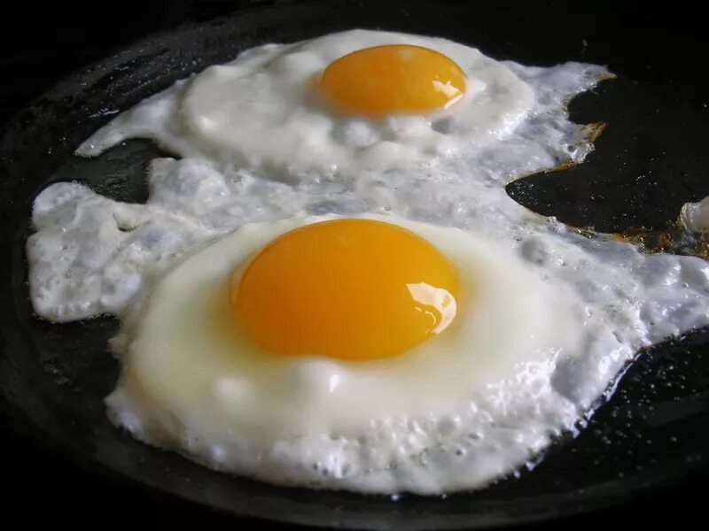 Cooked egg. Яичница. Жареные яйца. Яичница глазунья. Яичница фото.