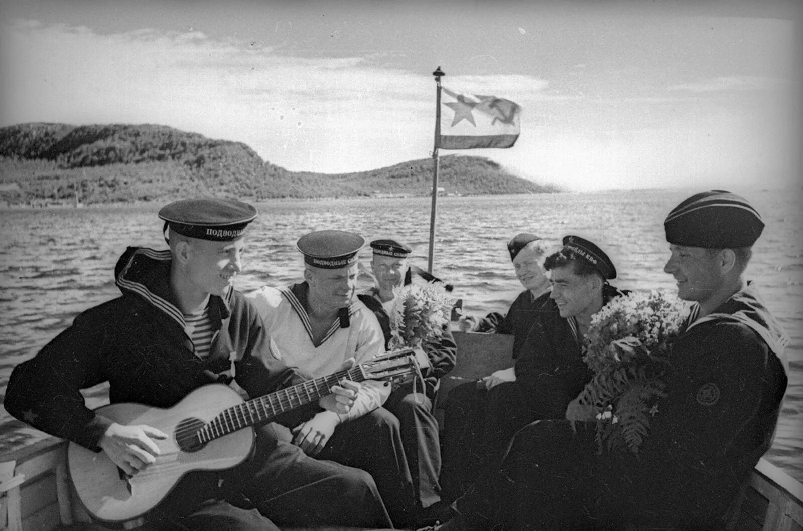 Вечер на рейде история песни. Моряки Балтийского флота 1942. Матросы Балтийского флота 1941.