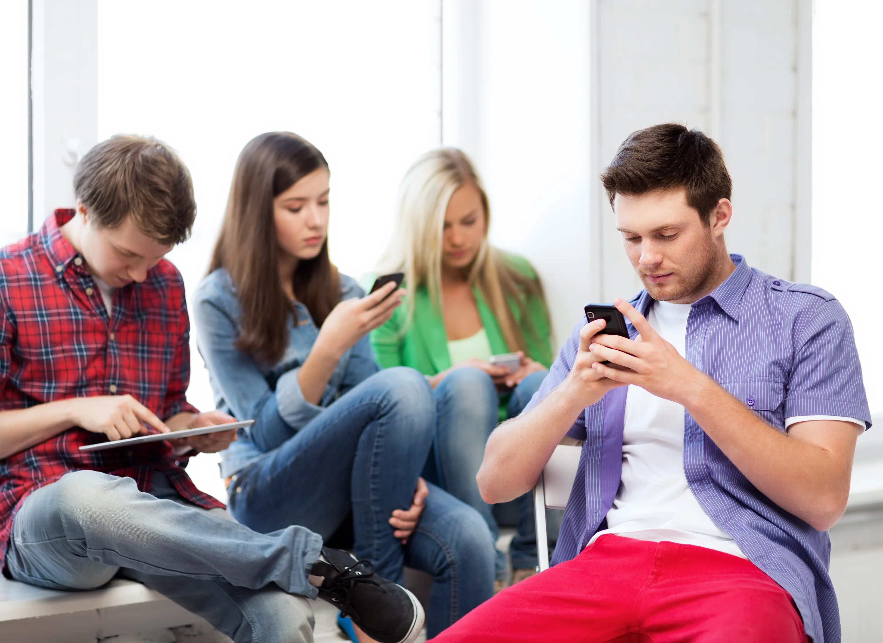 Где сидят молодые. Молодежь с гаджетами. Подросток со смартфоном. Подросток с телефоном. Уткнулись в смартфоны.