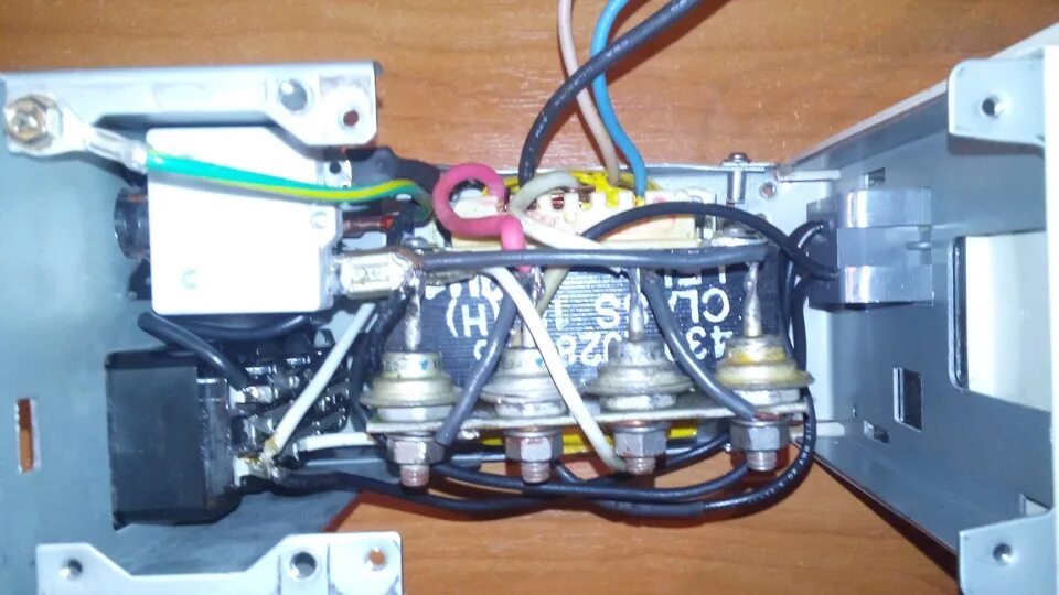 Зарядное из трансформатора ибп 1000va. Зарядное из бесперебойника. Зарядник для аккумулятора автомобиля из бесперебойника. Лабораторный блок питания из apc 500. Зарядное 12 вольт из трансформатора от ибп.