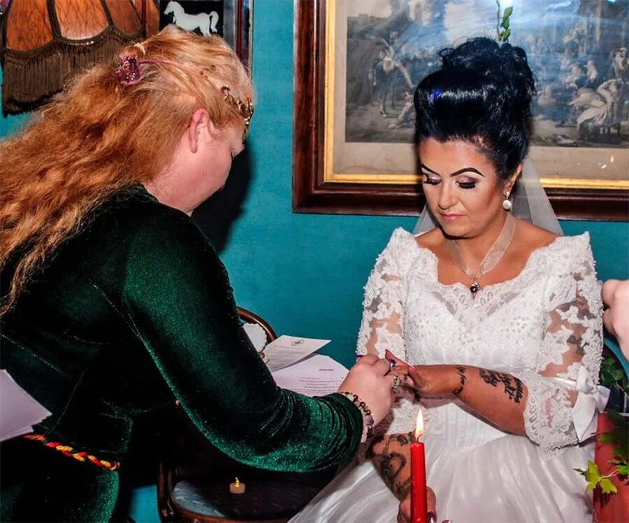 The woman who married. Брак с ирландкой. Женщина вышла замуж за призрака фото.