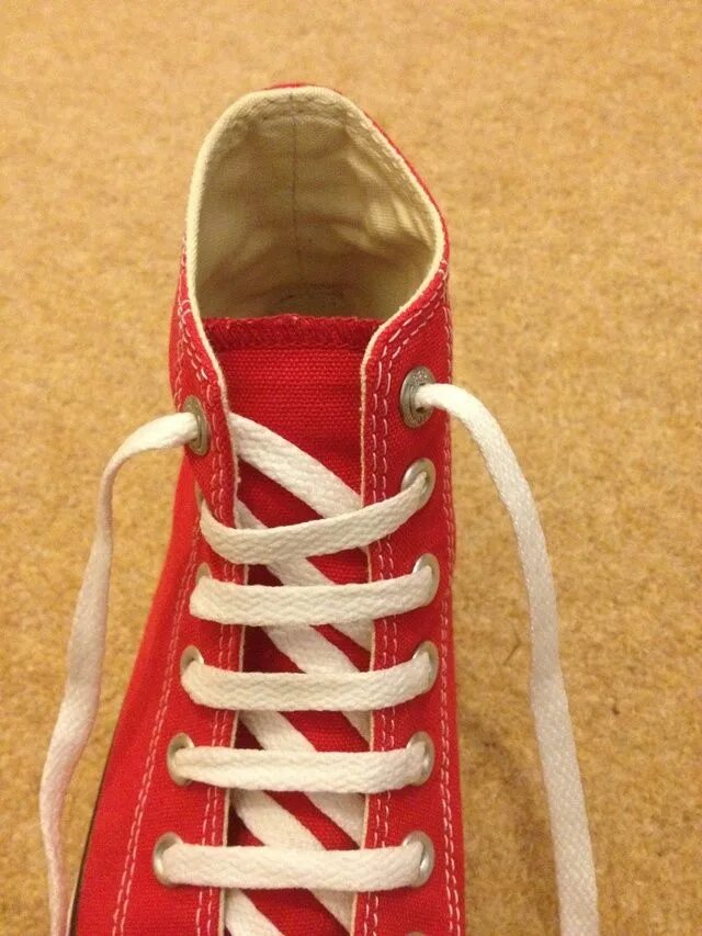 Как завязывать конверсы. Шнуровка кроссовок конверс. шнурки converse chuck. конверсы кеды шнуровка. шнуровка конверс 7 дырок.