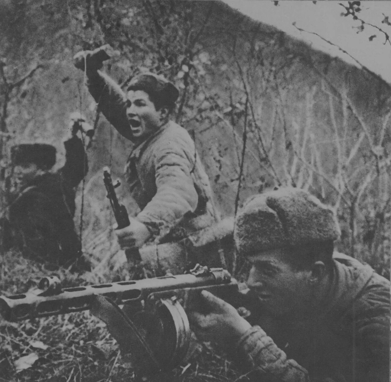 Атака советских войск вов. Бойцы красной армии в годы великой отечественной войны. Штрафные батальоны великой отечественной войны. Штравбатвеликая отечественная война. Солдаты уходят на фронт.