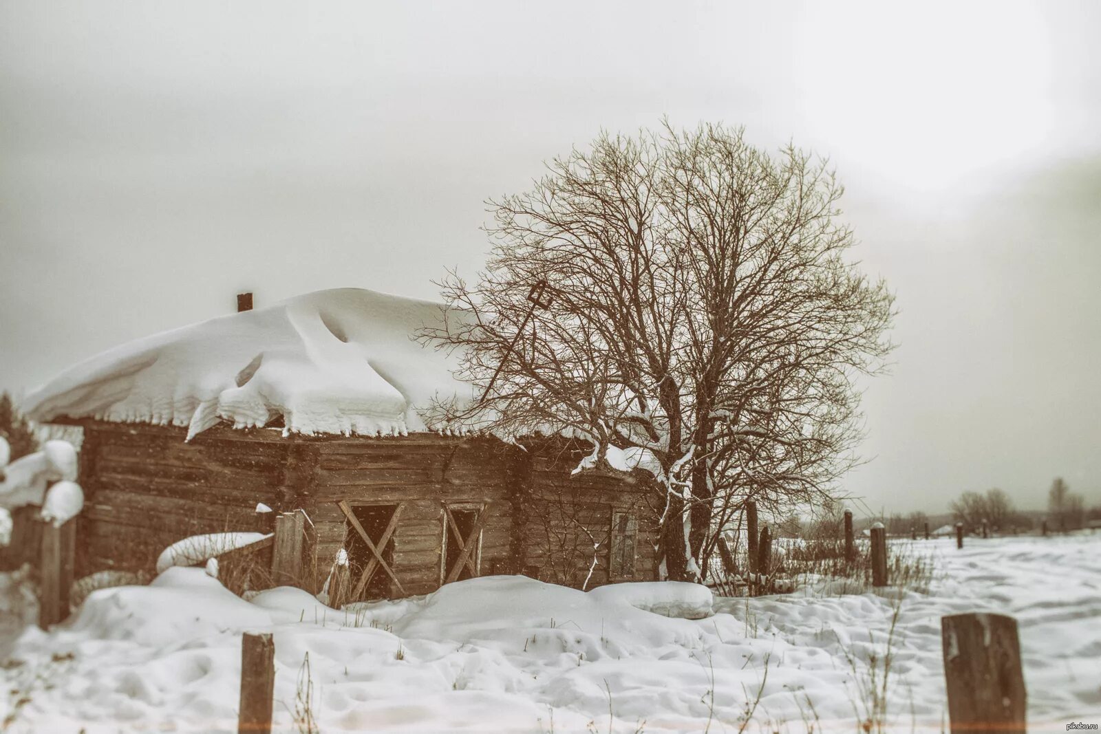 Позабыт заброшен. Заброшенная деревня зима. Село зимой. Заброшенная деревня зимой. Старая деревня.