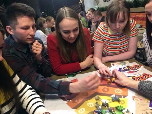 Вожатый в детском лагере. Игротехника в образовании. "лагерь для перемещённых лиц3" - подольск. "лагерь для перемещённых лиц3" - подольск. Игротехник картинки.