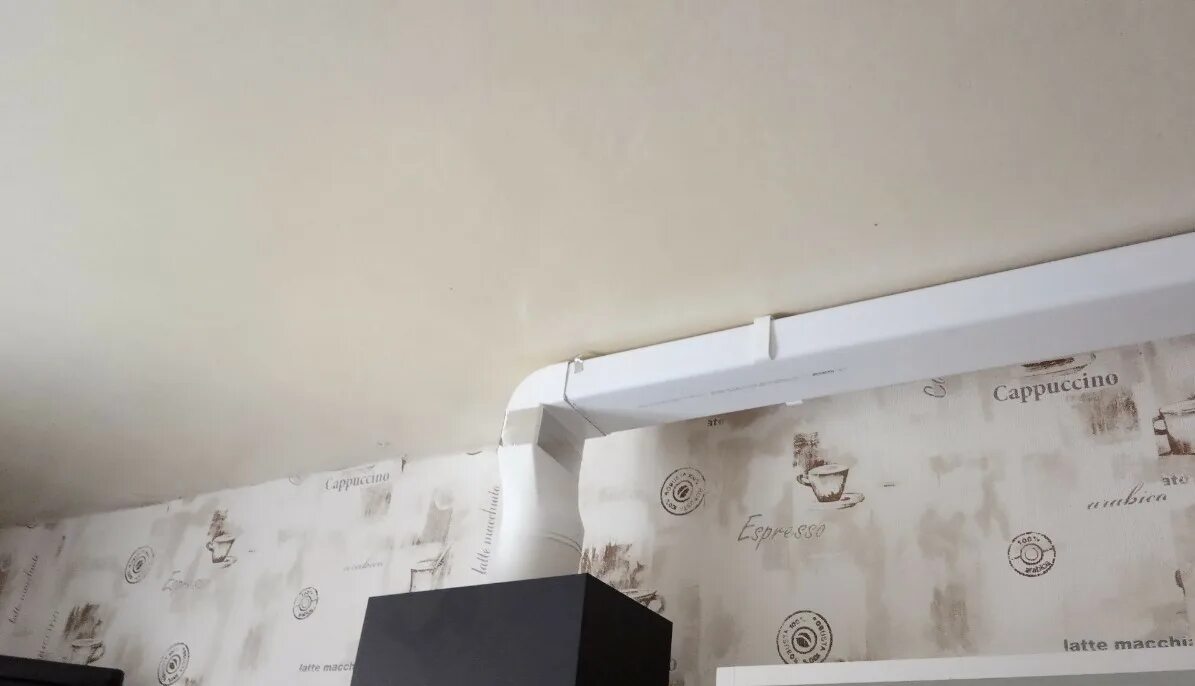 короб под гофру для вытяжки. кухонная вытяжка в натяжном потолке. кухонная вытяжка под натяжным потолком. вытяжка труба в потолке на кухне. труба под потолком на кухне.