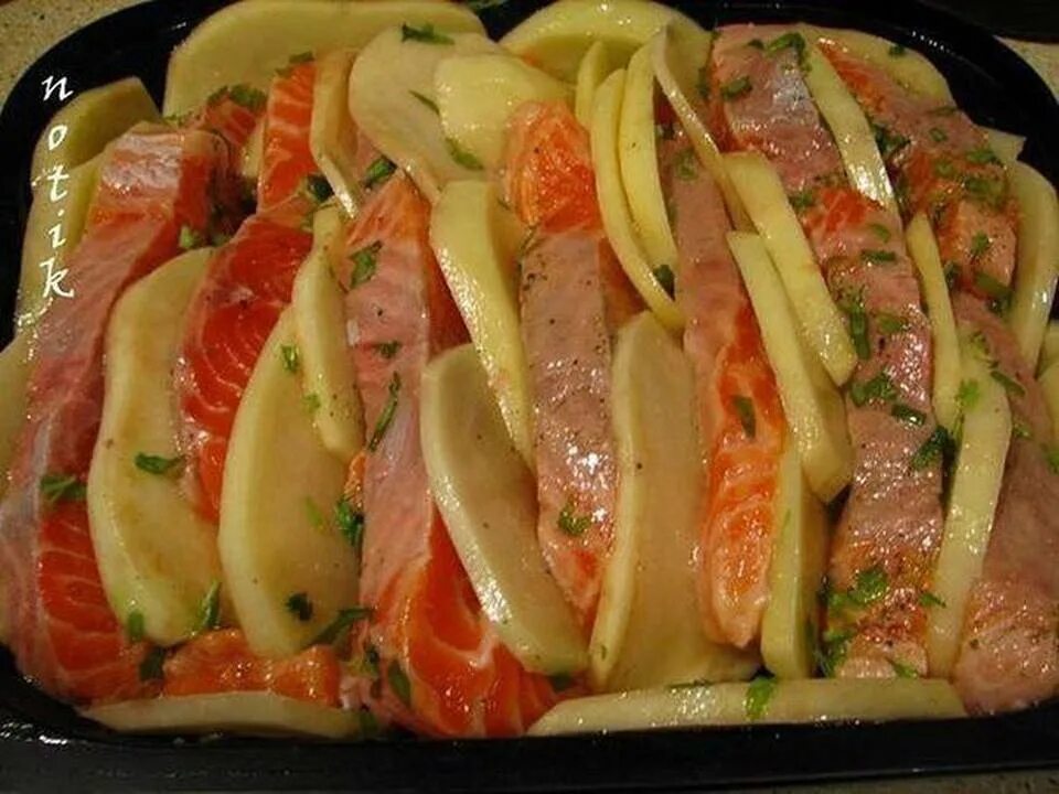 Красная рыба запеченная в духовке с картошкой. Красная рыба в духовке с картошкой. сёмга с картошкой в духовке. лосось с картошкой в духовке. красная рыба запечённая в духовке с картошкой.