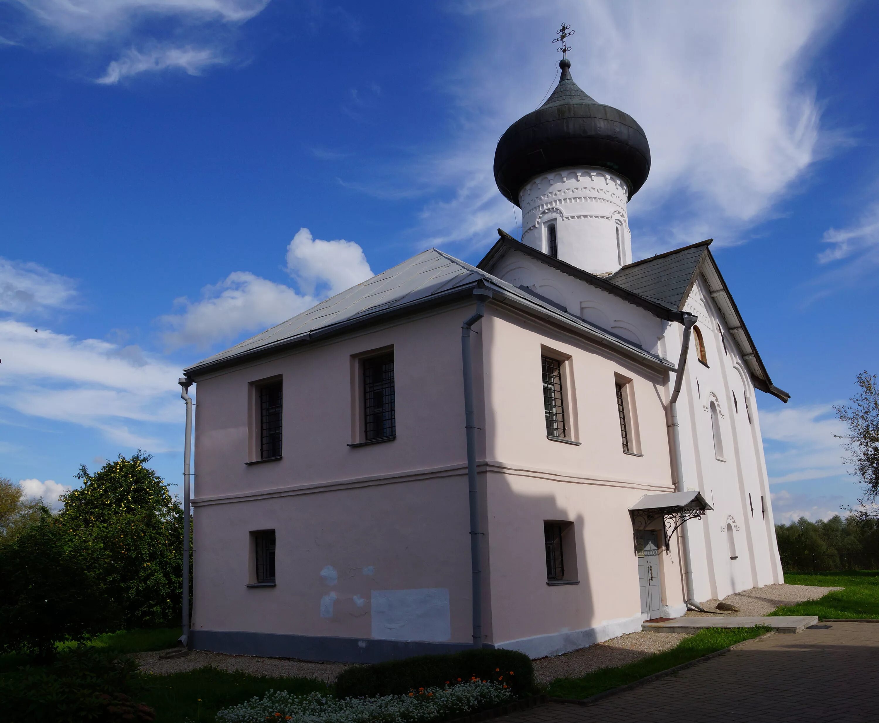 Сайт церквей новгорода. Церковь Симеона Богоприимца Новгород. Великий Новгород. Зверин монастырь. Церковь Симеона Богоприимца.. Покровский Зверин женский монастырь Великий Новгород. Церковь Симеона зверина монастыря в Новгороде.