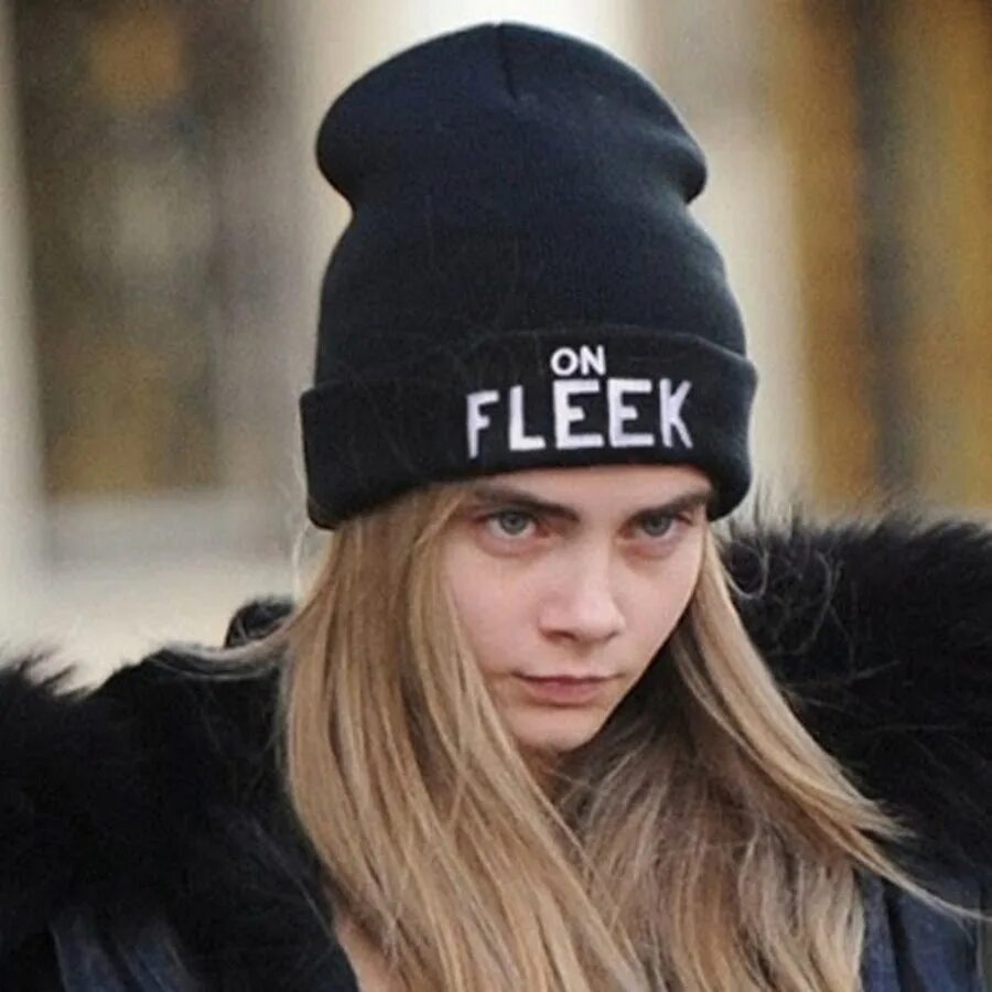 Особняк кары делевинь. Cara Delevingne в кепке.