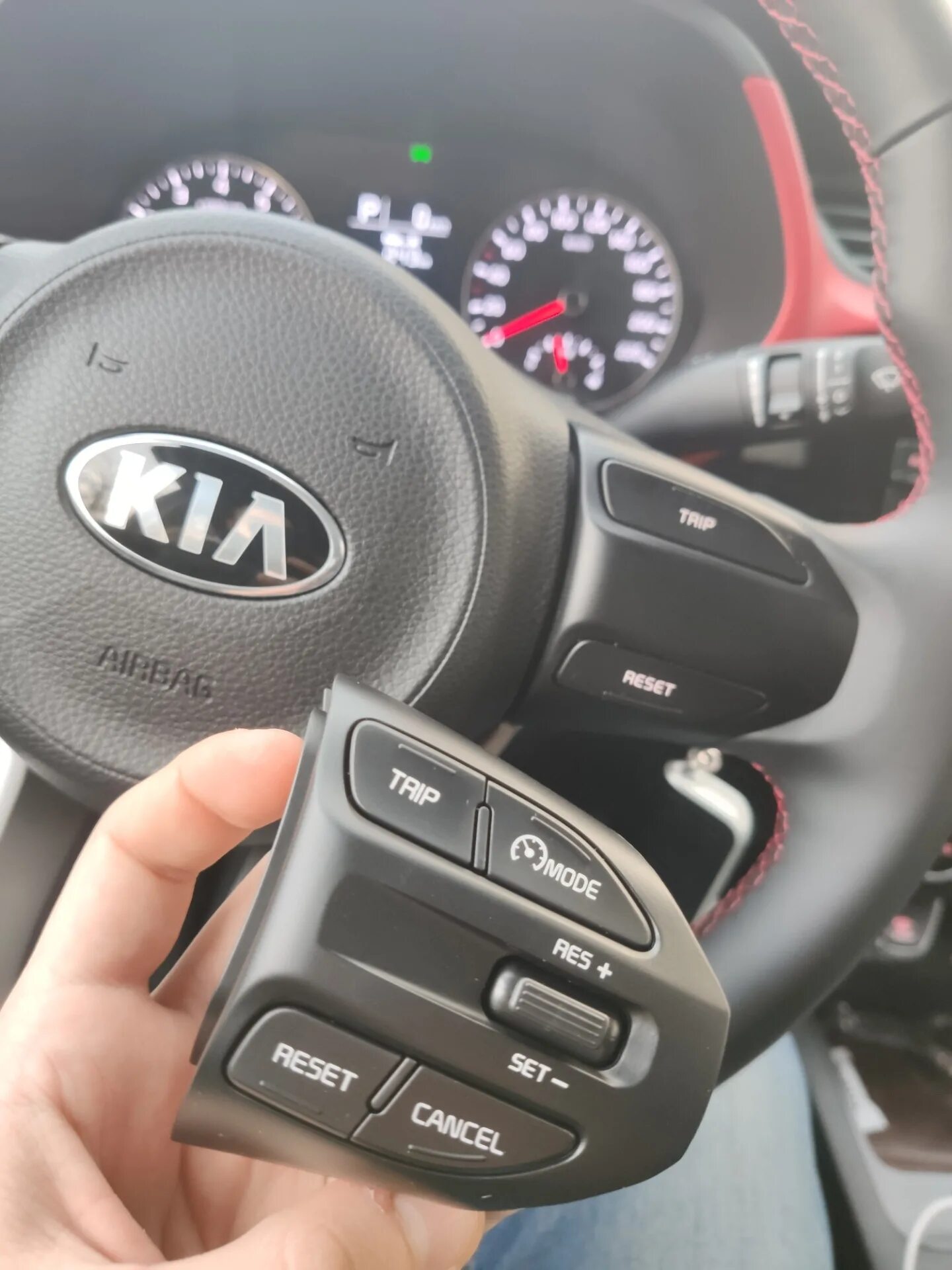 Кнопка круиз контроля Kia Rio 4. Круиз контроль Киа Рио 4. Круиз контроль на Киа Рио 1.6. Киа Рио 4 круиз контроль на руле. Rio круиз